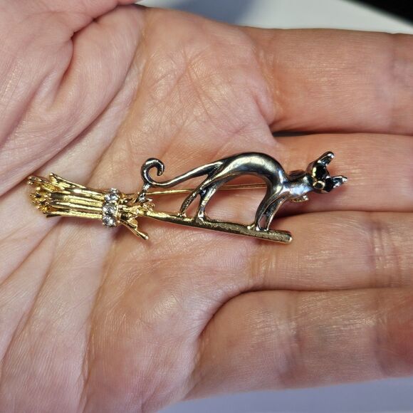 Gold Tone Crystal Gray Cat On Broom Brooch Pin Halloween Witch - Picture 1 of 9
